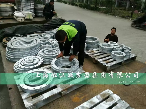 為蘇州市政配套橡膠軟連接的10噸熱鍍鋅法蘭到貨了 熱鍍鋅法蘭