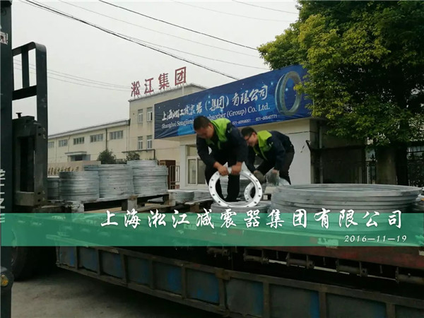 為蘇州市政配套橡膠軟連接的10噸熱鍍鋅法蘭到貨了