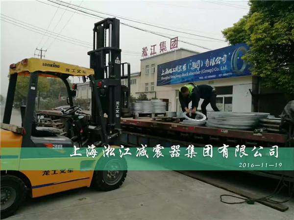 為蘇州市政配套橡膠軟連接的10噸熱鍍鋅法蘭到貨了 橡膠軟連接